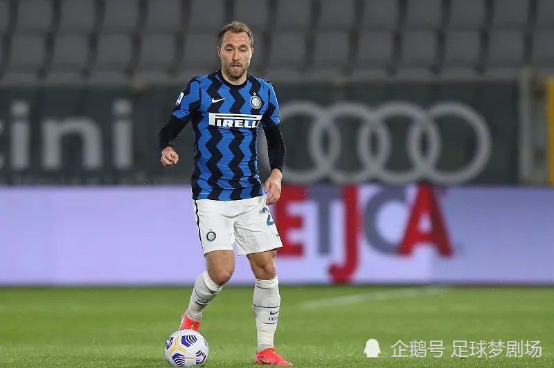 德川幕府统治下的江户时期，位于丰后的羽根藩内，青年军人檀野庄三郎（冈田准一 饰）和友人由于小事起了争执，继而拔刀伤及对方。家老中根兵右卫门（串田和美 饰）赦宥他的极刑，转而命其监督住在城外小山村的军人户田秋谷（役所广司 饰）的动向。户田曾担负郡奉行，与家总是儿时老友。七年前他涉嫌和藩主的侧室（寺岛忍 饰）通奸而被问罪，因为秋谷一向负责撰写羽根藩家谱，是以藩主命其在十年内完成家谱的编写，并于落成之日切腹自杀。抱着各种迷惑，庄三郎见到了淡定自如的秋谷及其老婆织江（原田美枝子 饰）、女儿薰（堀北真希 饰）和少年军人郁太郎（吉田晴登 饰）。相处的进程中，庄三郎垂垂被秋谷的人格所传染，他在查询拜访七年前的事务时，则发现了一些被人决心隐瞒的本相……本片按照作家叶室麟的作品《秋蜩》改编。